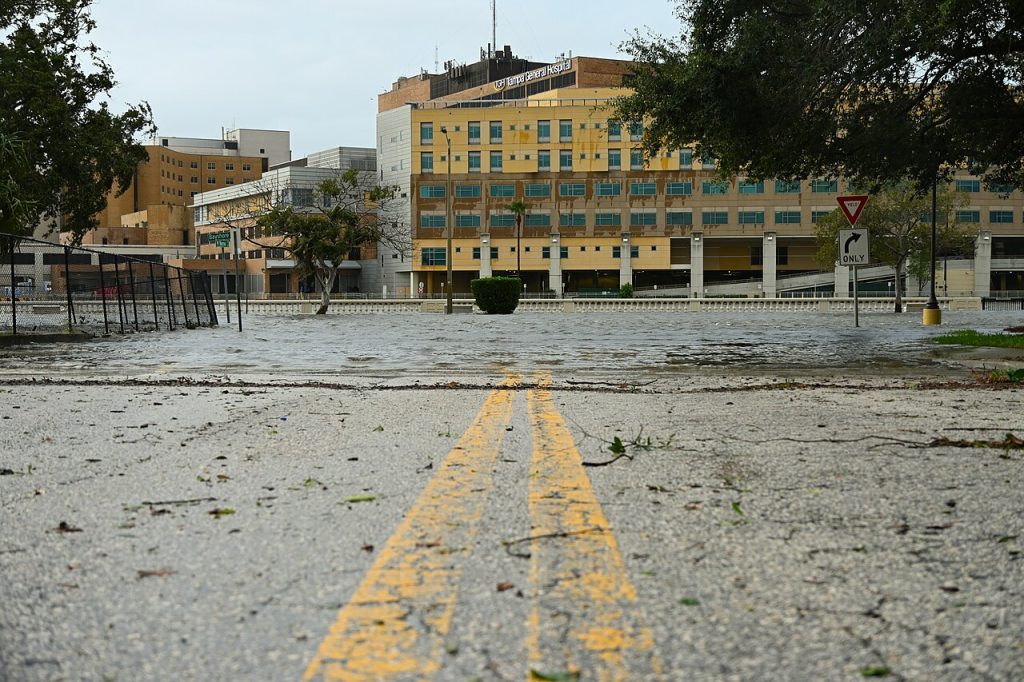 Storm surge from Hurricane Idalia along Bayshore Boulevard, Tampa, Florida. Tampa General Hospital is the yellow building across the channel, August 30, 2023. Photo: Andrew Heneen/CC BY 4.0 DEED